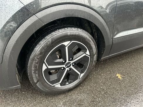 Used 2023 Kia Niro EX FWD image 2