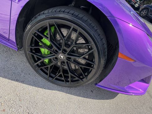 Used 2020 Lamborghini Huracan EVO image 12