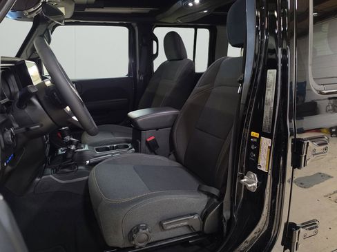 Certified 2025 Jeep Wrangler Unlimited Sahara w/ Safety Group image 9