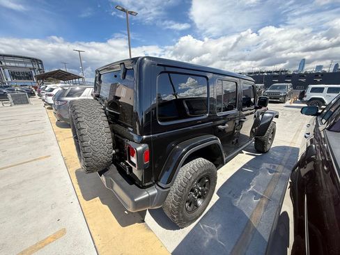 Used 2022 Jeep Wrangler Unlimited Rubicon AWD/4WD image 2