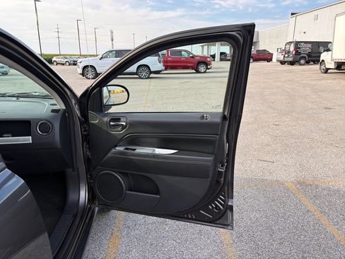Used 2016 Jeep Compass High Altitude FWD image 37