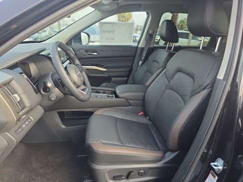 New 2025 Nissan Pathfinder Platinum image 12