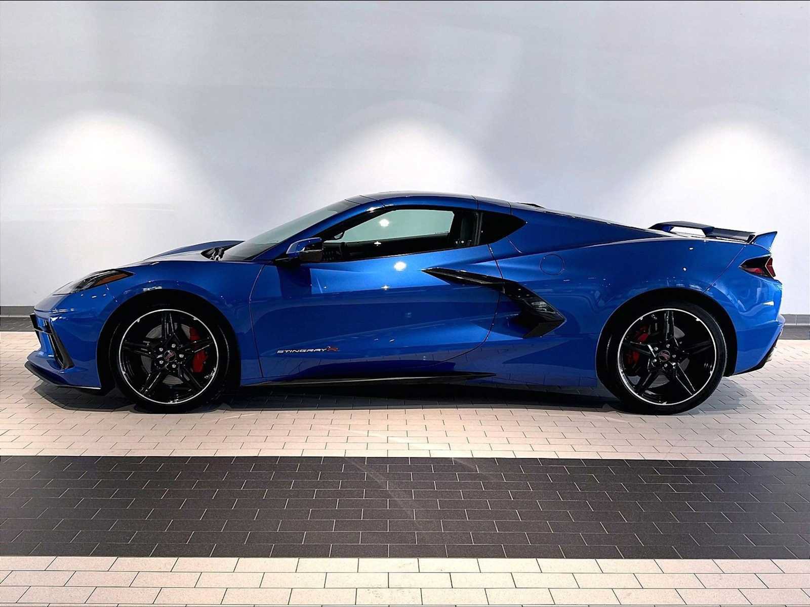 Used 2022 Chevrolet Corvette Stingray Premium Cpe w/ Z51 Performance Package RWD image 2