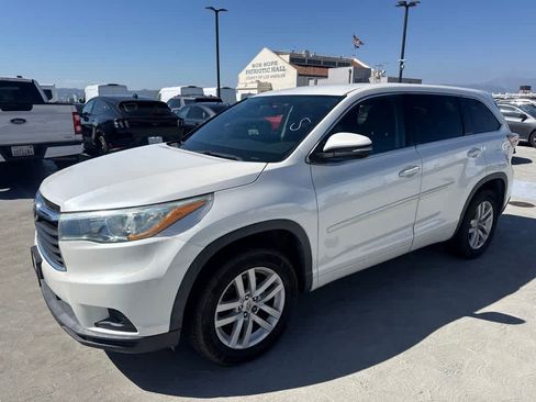 Used 2015 Toyota Highlander LE FWD image 1