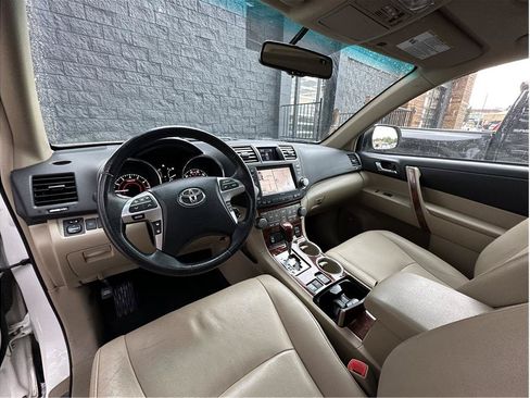 Used 2011 Toyota Highlander Limited w/ Tow Pkg AWD/4WD image 14