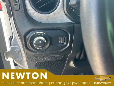 Used 2025 Jeep Gladiator Sport AWD/4WD image 7