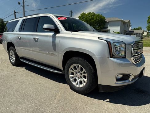 Used 2019 GMC Yukon XL SLT w/ Open Road Package AWD/4WD image 3