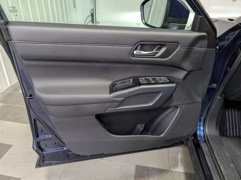 Used 2025 Nissan Pathfinder SL AWD/4WD image 13