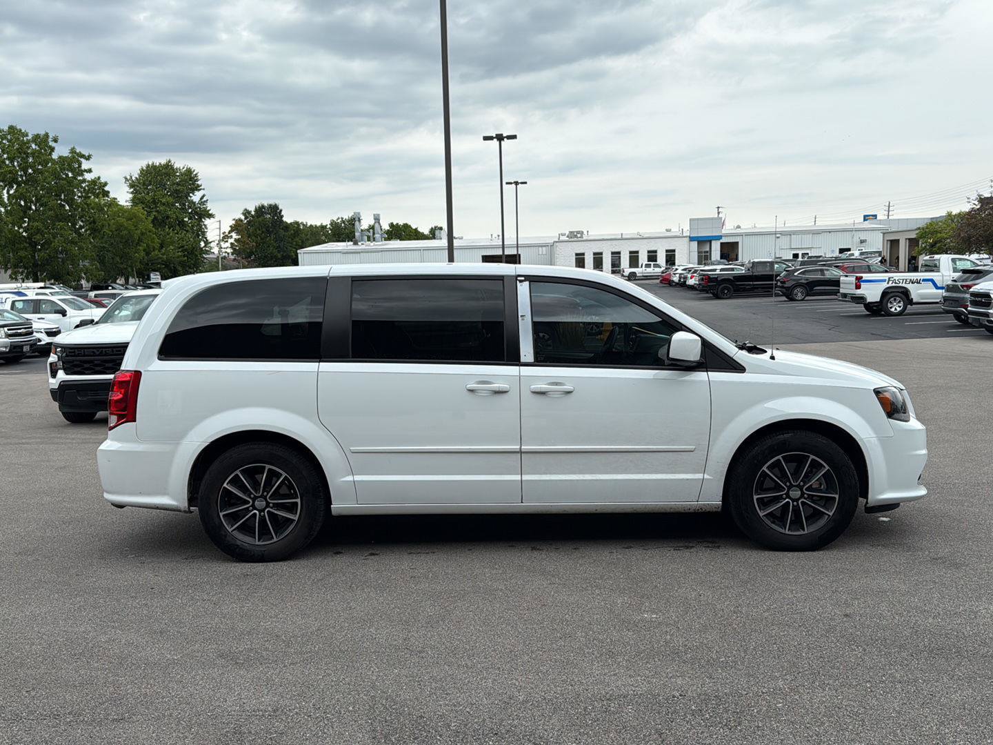 Used 2016 Dodge Grand Caravan SXT FWD image 2