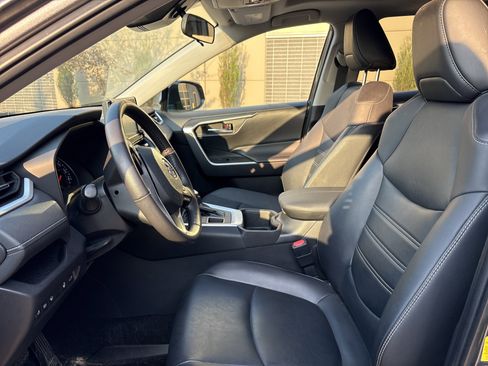 Used 2022 Toyota RAV4 XLE Premium image 16