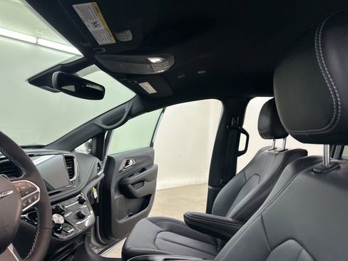 New 2026 Chrysler Pacifica Select AWD/4WD image 31