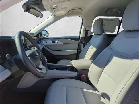 New 2025 Ford Explorer Active w/ Active Comfort Package image 4