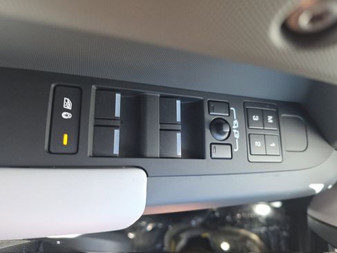 Used 2025 Land Rover Defender 110 S image 28