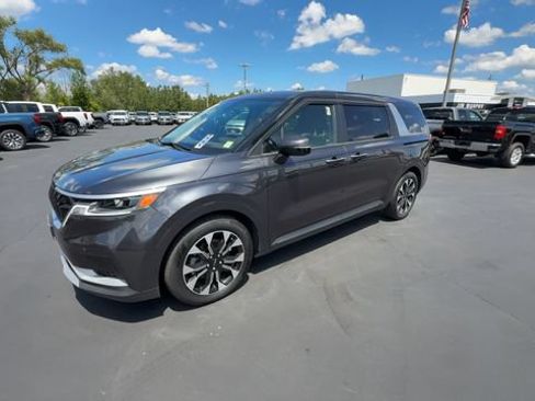 Used 2024 Kia Carnival EX FWD image 4