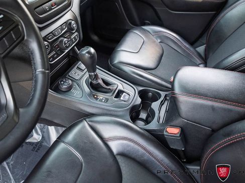 Used 2019 Jeep Cherokee Trailhawk w/ Comfort/Convenience Group AWD/4WD image 32