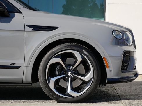 Used 2022 Bentley Bentayga image 6