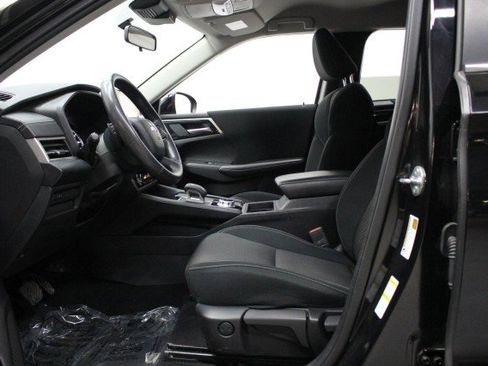 Used 2024 Mitsubishi Outlander ES image 17