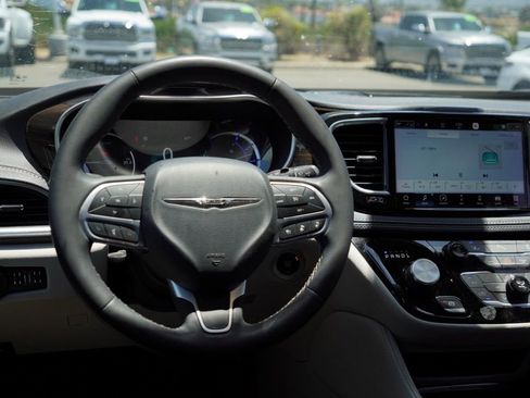Used 2023 Chrysler Pacifica Limited image 21