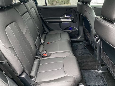 Used 2025 Mercedes-Benz GLB 250 4MATIC image 17