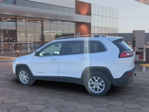 Used 2016 Jeep Cherokee Latitude w/ Cold Weather Group AWD/4WD image 5