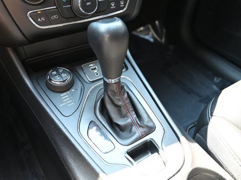 Used 2020 Jeep Cherokee Trailhawk AWD/4WD image 22
