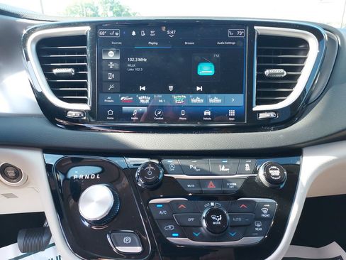 Used 2023 Chrysler Pacifica Touring-L FWD image 18