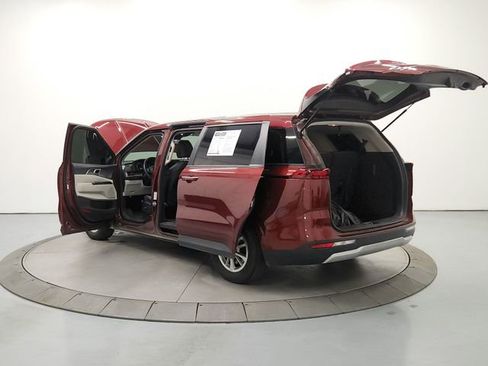 Used 2023 Kia Carnival LX FWD image 13