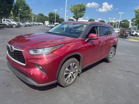 Used 2020 Toyota Highlander XLE AWD/4WD image 9
