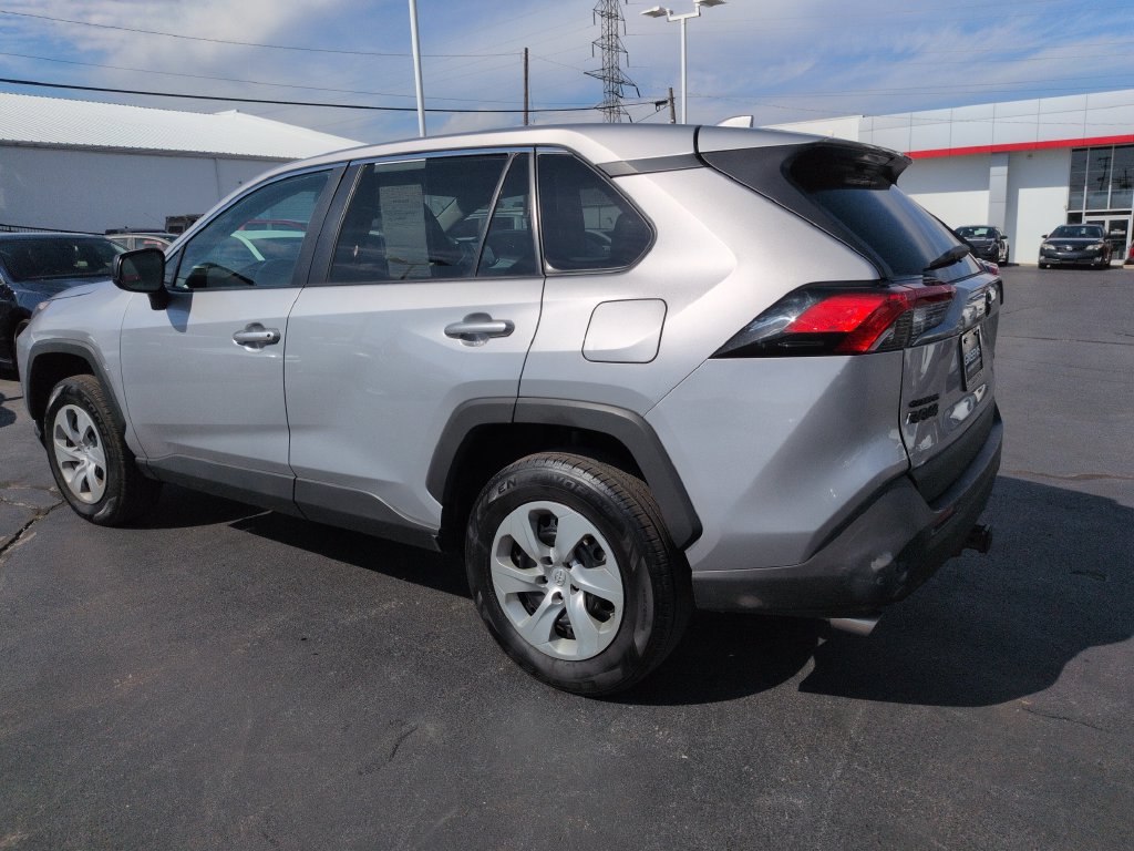 Used 2022 Toyota RAV4 LE FWD image 3