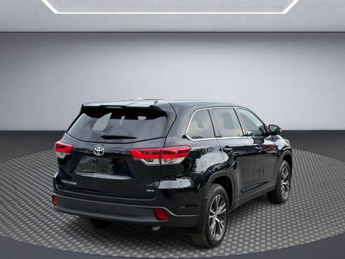 Used 2019 Toyota Highlander LE w/ Carpet Mat Package (TMS) AWD/4WD image 7