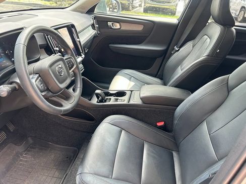 Used 2025 Volvo XC40 B5 Core w/ Protection Package Premier AWD/4WD image 9