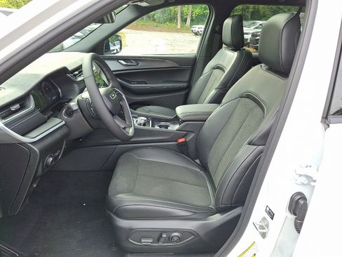 New 2025 Jeep Grand Cherokee Altitude image 7