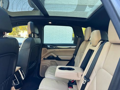 Used 2014 Porsche Cayenne Platinum Edition image 19