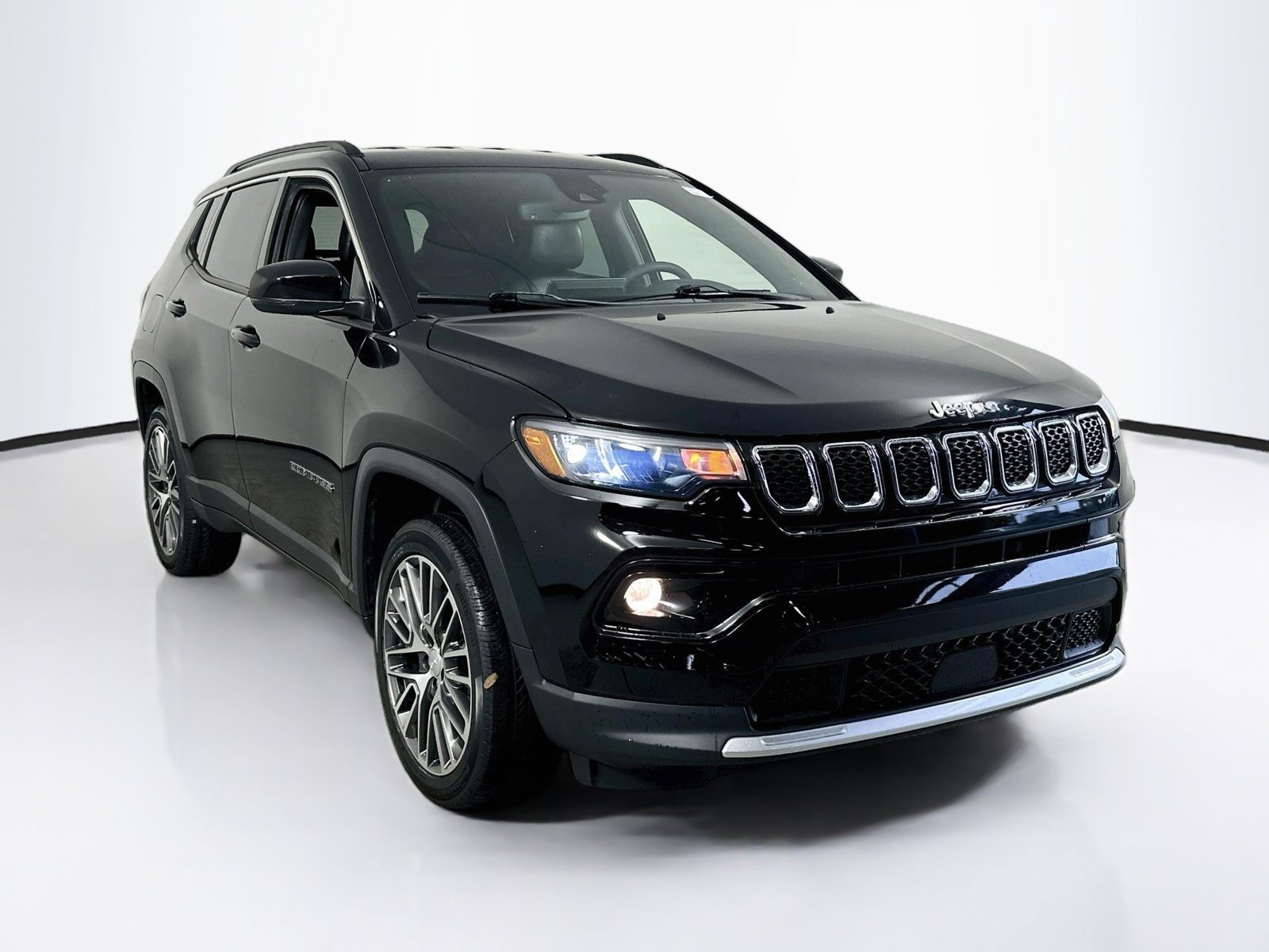 Used 2023 Jeep Compass Limited AWD/4WD image 3