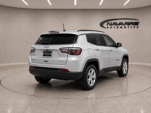 Used 2024 Jeep Compass Latitude AWD/4WD image 4