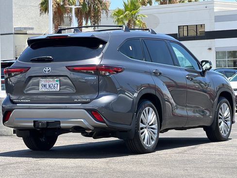 Used 2024 Toyota Highlander Platinum AWD/4WD image 3
