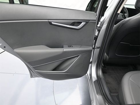 New 2025 Kia Niro EX image 17