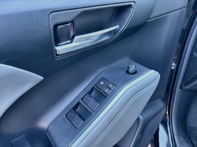 Used 2022 Toyota Highlander XLE AWD/4WD image 19