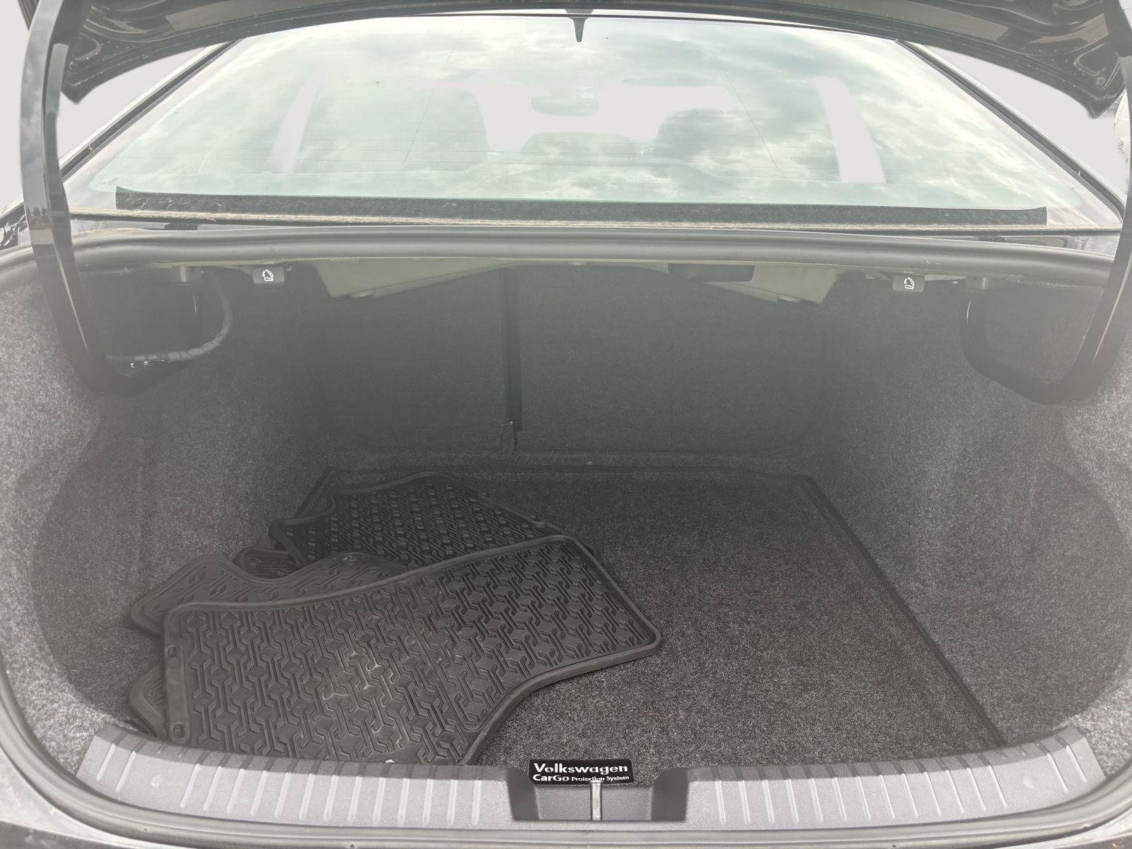 Certified 2022 Volkswagen Jetta SE w/ Panoramic Sunroof Package FWD image 10