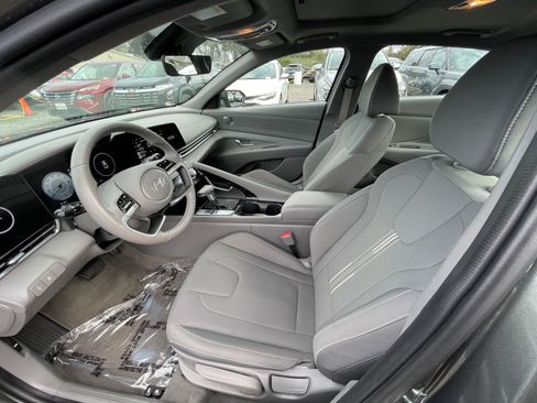 Used 2025 Hyundai Elantra SEL image 25
