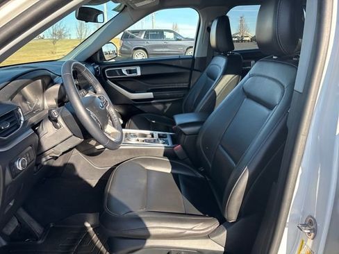 Used 2022 Ford Explorer XLT w/ Equipment Group 202A image 9
