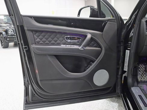 Used 2019 Bentley Bentayga image 31