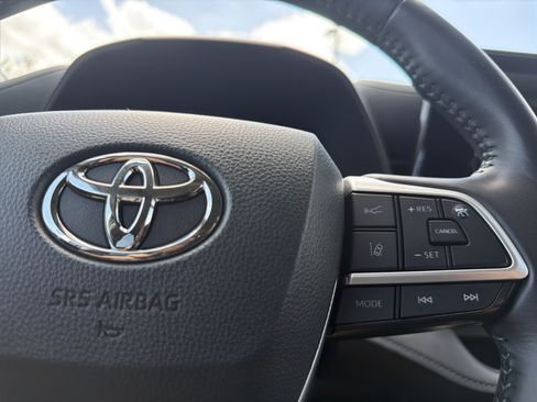 Certified 2025 Toyota Highlander LE FWD image 9