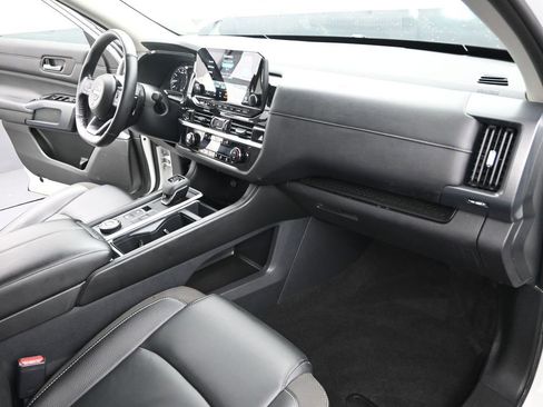 Used 2024 Nissan Pathfinder SL image 25