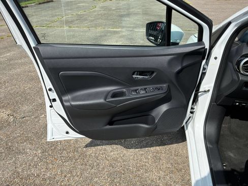 Used 2025 Nissan Versa SV FWD image 15