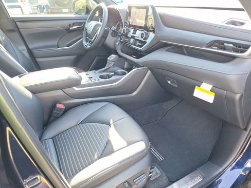 Used 2024 Toyota Highlander LE image 35