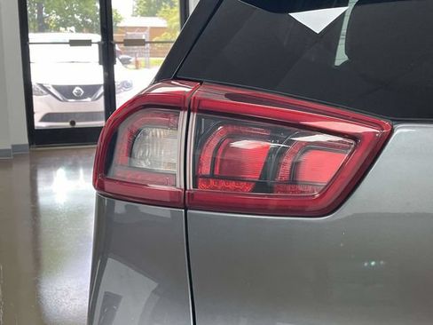 Used 2017 Kia Niro EX FWD image 10