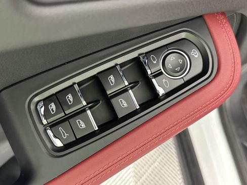 Certified 2025 Porsche Macan image 13