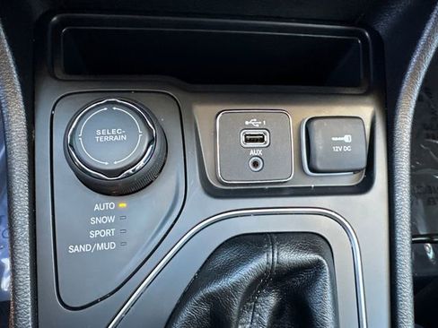 Used 2019 Jeep Cherokee Latitude Plus w/ Cold Weather Group image 31