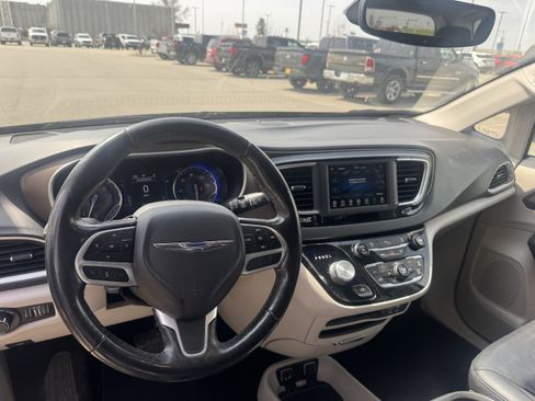 Used 2019 Chrysler Pacifica Touring-L w/ Tire & Wheel Group FWD image 5